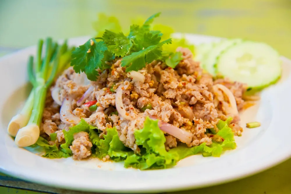 Larb Gai – Lao-Thai Gericht im Nakorn River View Champasak