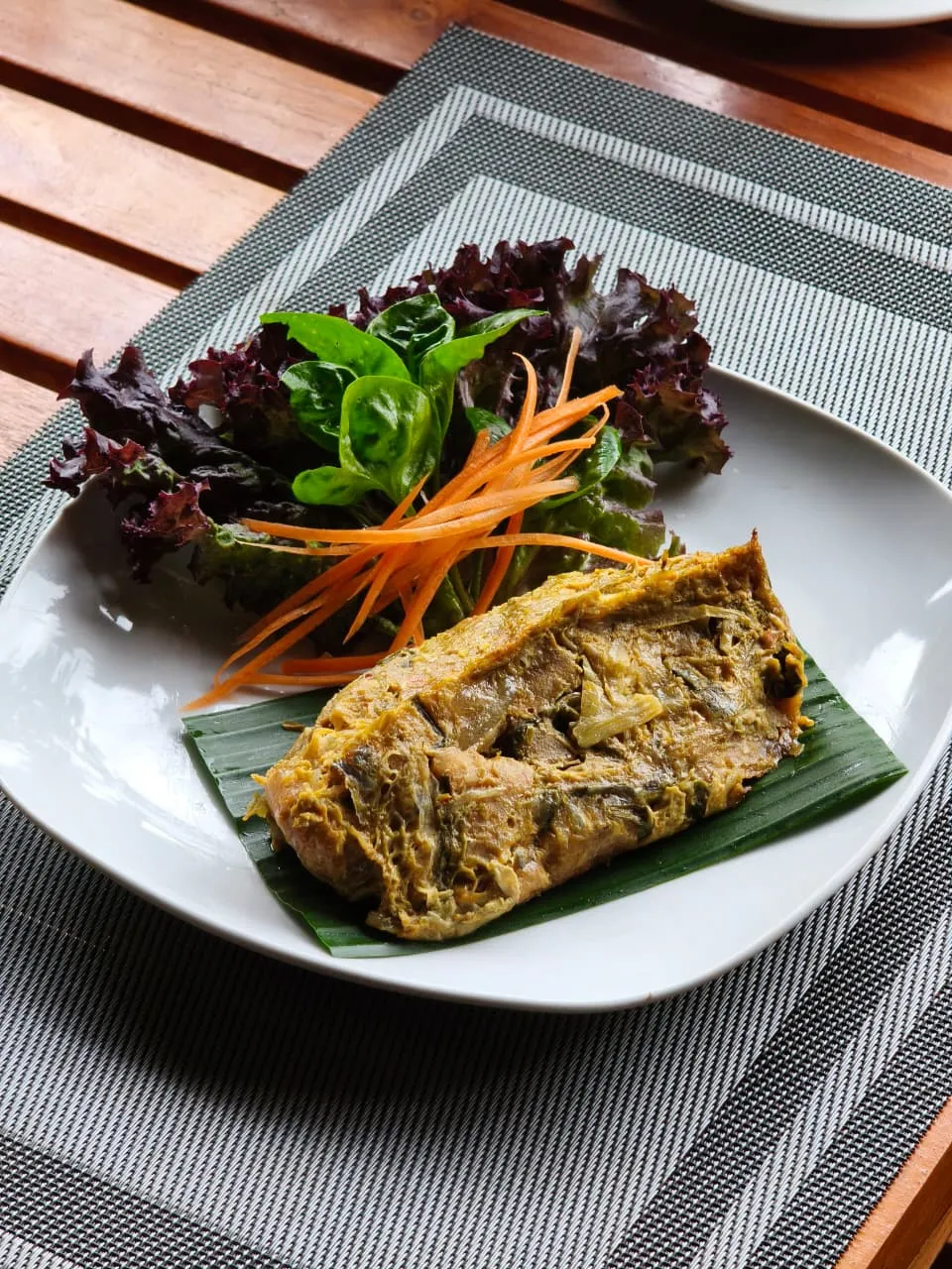 Mekong Fisch im Bananenblatt – Lao-Thai Gericht im Nakorn River View Champasak